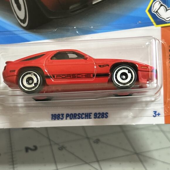 Hot Wheels 1983 Porsche 928S (2025 Series) - Picture 2 of 7